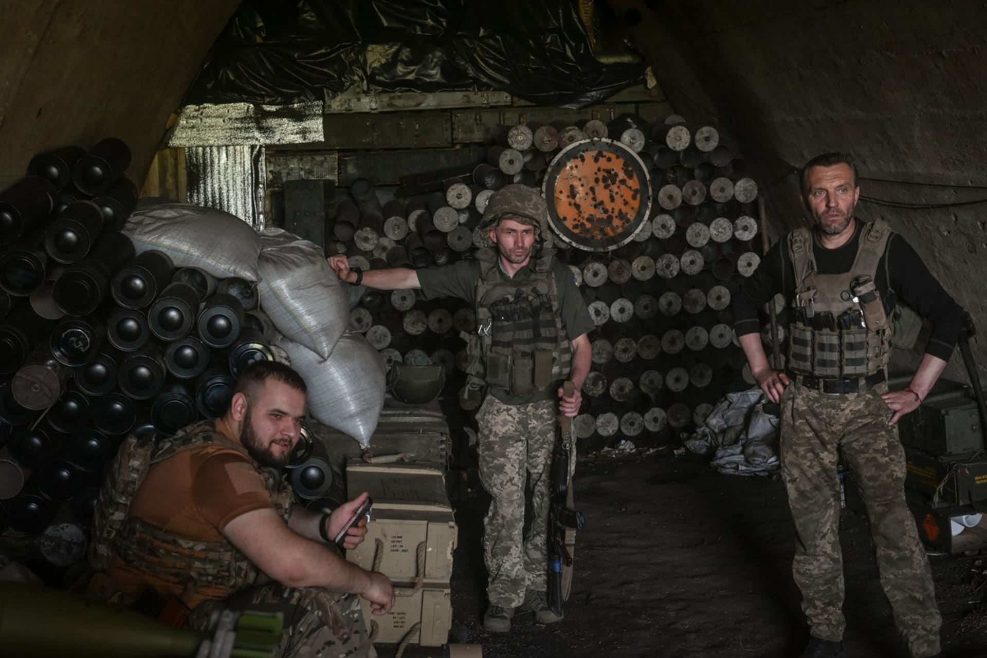 Ukrajinští vojáci z 10. samostatné horské útočné brigády v bunkru v Doněcké oblasti