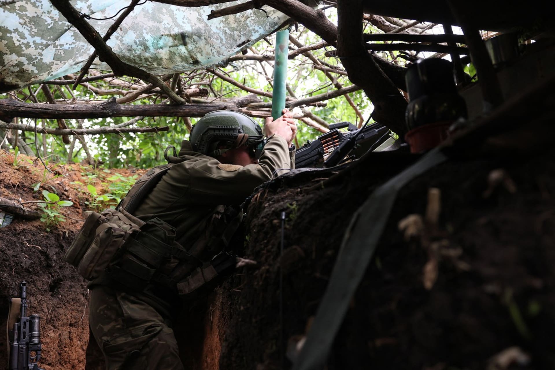 Ukrajinský voják z 28. samostatné mechanizované brigády během bojů s Rusy poblíž Bachmutu
