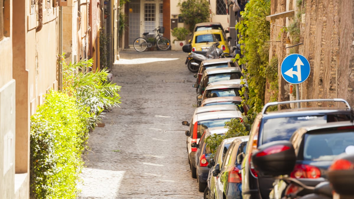 Věnujte pozornost značkám při vjezdech do center měst. Neoprávněné parkování v Itálii často hlídají automatizované kamerové systémy.