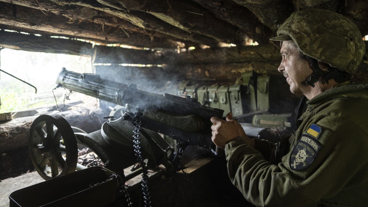 Ukrajinský voják z 28. brigády pálí z kulometu Maxim na ruské pozice v Doněcké oblasti.