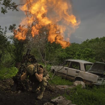 Ukrajinský voják pálí z minometu směrem na ruské pozice v Doněcké oblasti.