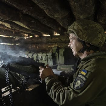 Ukrajinský voják z 28. brigády pálí z kulometu Maxim na ruské pozice v Doněcké oblasti.