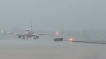 Šokující záběry ukazují, jak blesk zasáhl letadlo plné pasažérů
