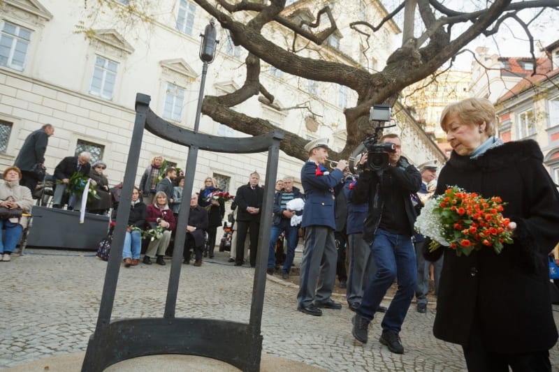 Jana Kánská pokládá květiny k nově odhalenému pomníku Milady Horákové v pražské Sněmovní ulici (2015).