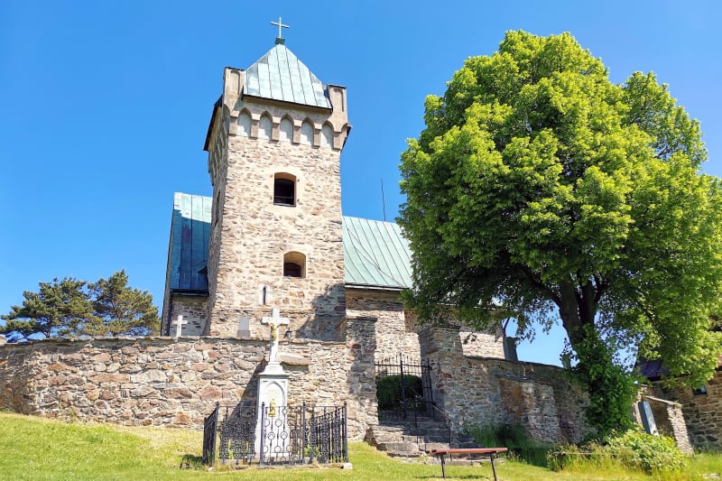 Vzácný kostel sv. Michaela Archanděla v obci Vítochov  pochází z 1. poloviny 13. století, a je tak jednou z nejstarších památek na Bystřicku na Vysočině.