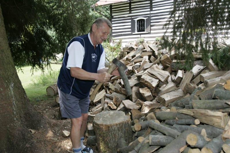 Jeho oblíbenou chalupářskou činností je sekání dřeva.