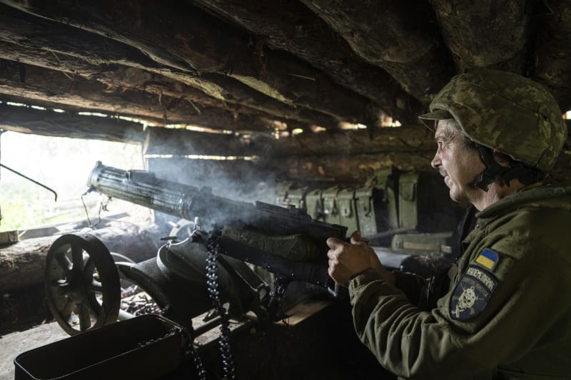 Ukrajinský voják z 28. brigády pálí z kulometu Maxim na ruské pozice v Doněcké oblasti