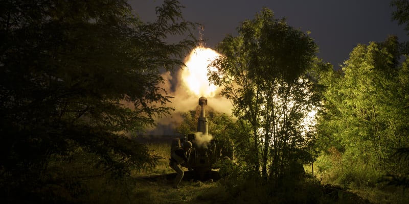 Speciální jednotky ukrajinské armády střílí z houfnice D-30 ráže 122mm na ruské pozice u Chersonu