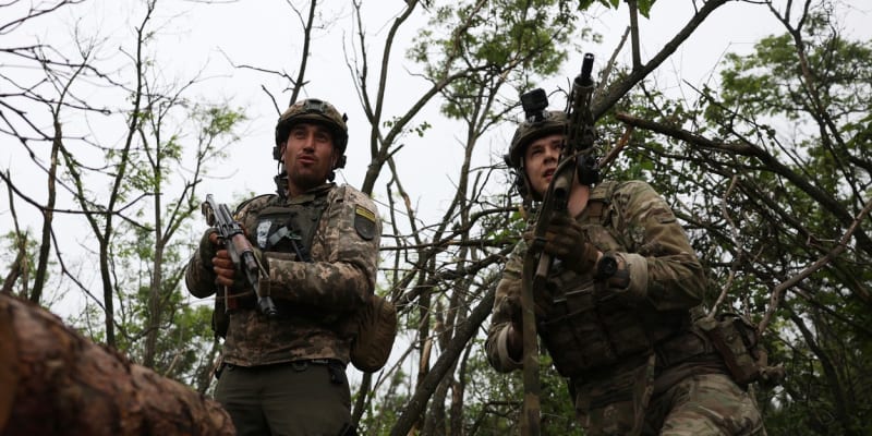 Ukrajinští vojáci z 28. samostatné mechanizované brigády během bojů s Rusy poblíž Bachmutu 