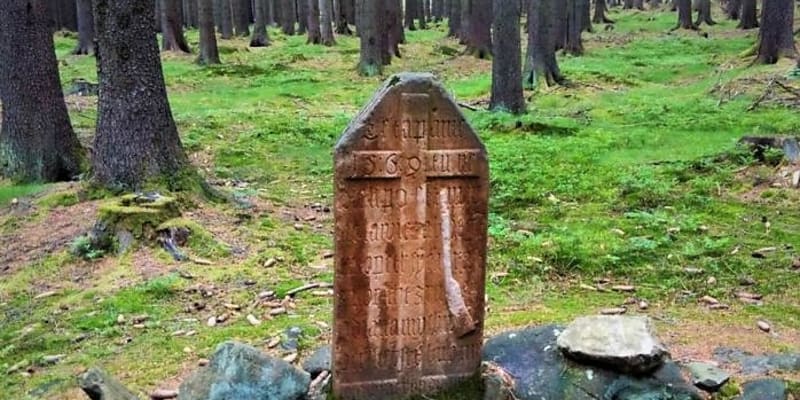 V lese mezi obcemi Zubří, Vojtěchov a Koníkov najdete v lokalitě zvané U Pytláka smírčí kámen.