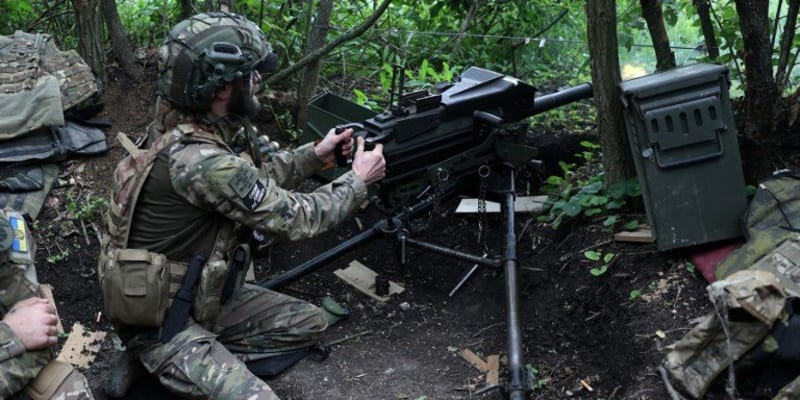 Ukrajinský voják z 28. samostatné mechanizované brigády pálí z granátometu na ruské pozice u Bachmutu.