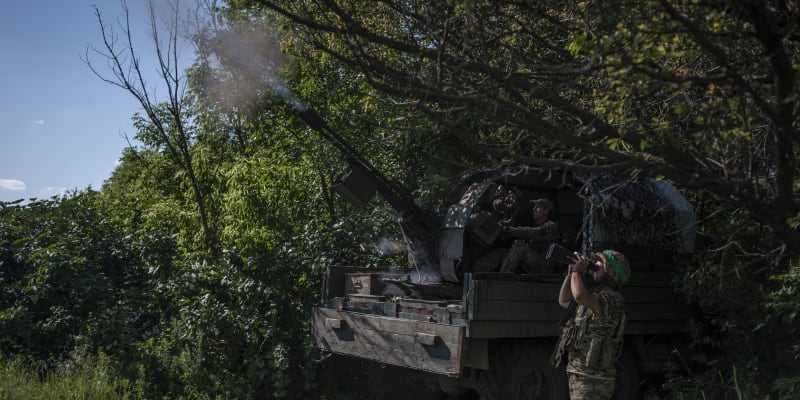 Ukrajinští vojáci poblíž Bachmutu pálí na ruský vzdušný cíl.