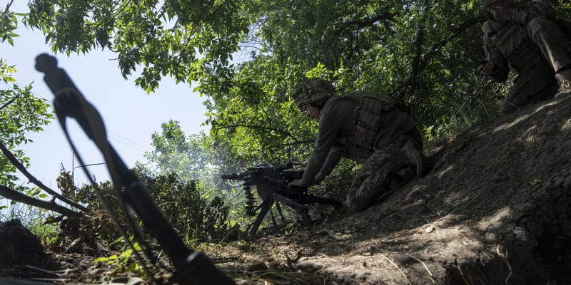 Příslušníci ukrajinské námořní pěchoty z 35. brigády pálí  automatického granátometu AGS-10 na ruské pozice u města Avdijivka