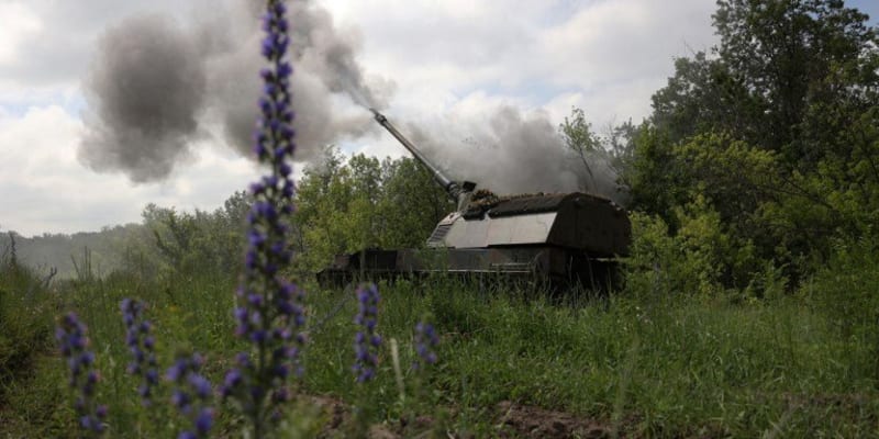 Ukrajinští vojáci ze 43. dělostřelecké brigády pálí na ruské pozice u Bachmutu z houfnice Panzerhaubitze 2000.