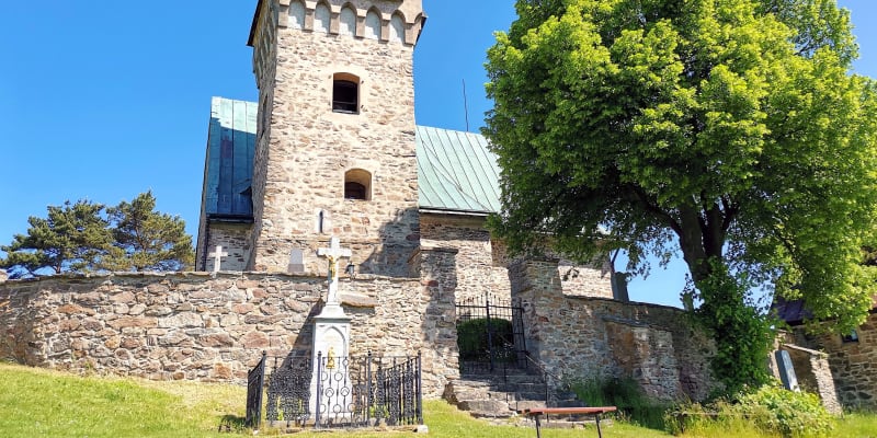 Vzácný kostel sv. Michaela Archanděla v obci Vítochov  pochází z 1. poloviny 13. století, a je tak jednou z nejstarších památek na Bystřicku na Vysočině.