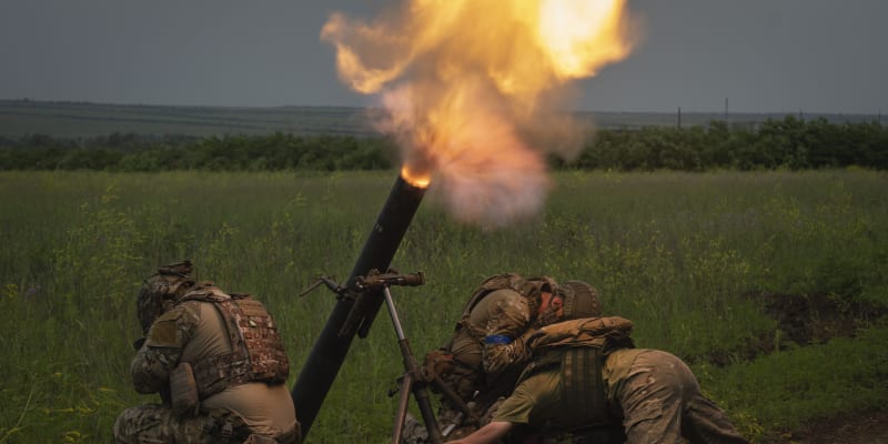 Ukrajinští vojáci pálí směrem na ruské pozice v Záporožské oblasti.