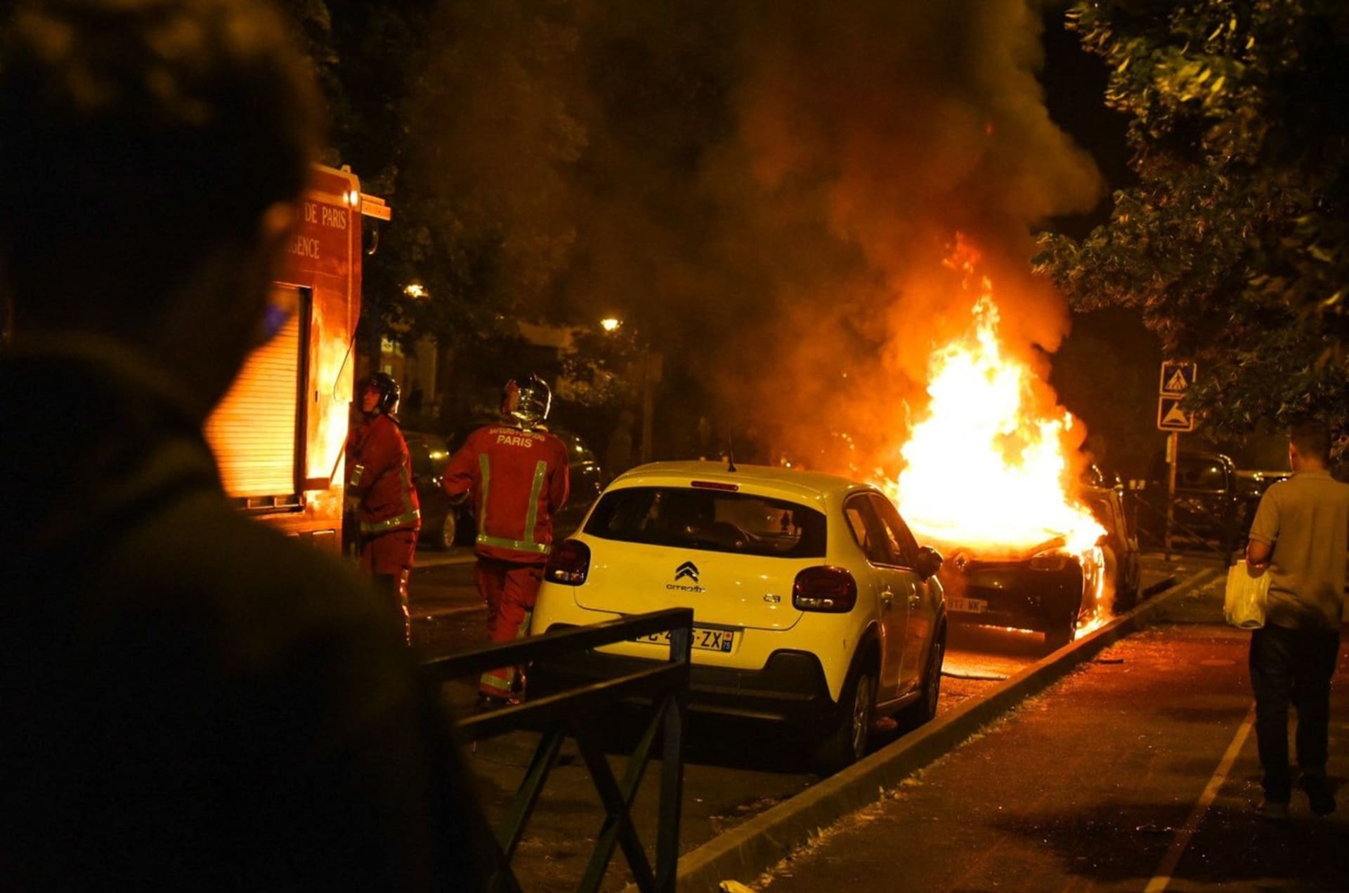Smrt mladíka u Paříže zažehla vlnu násilností