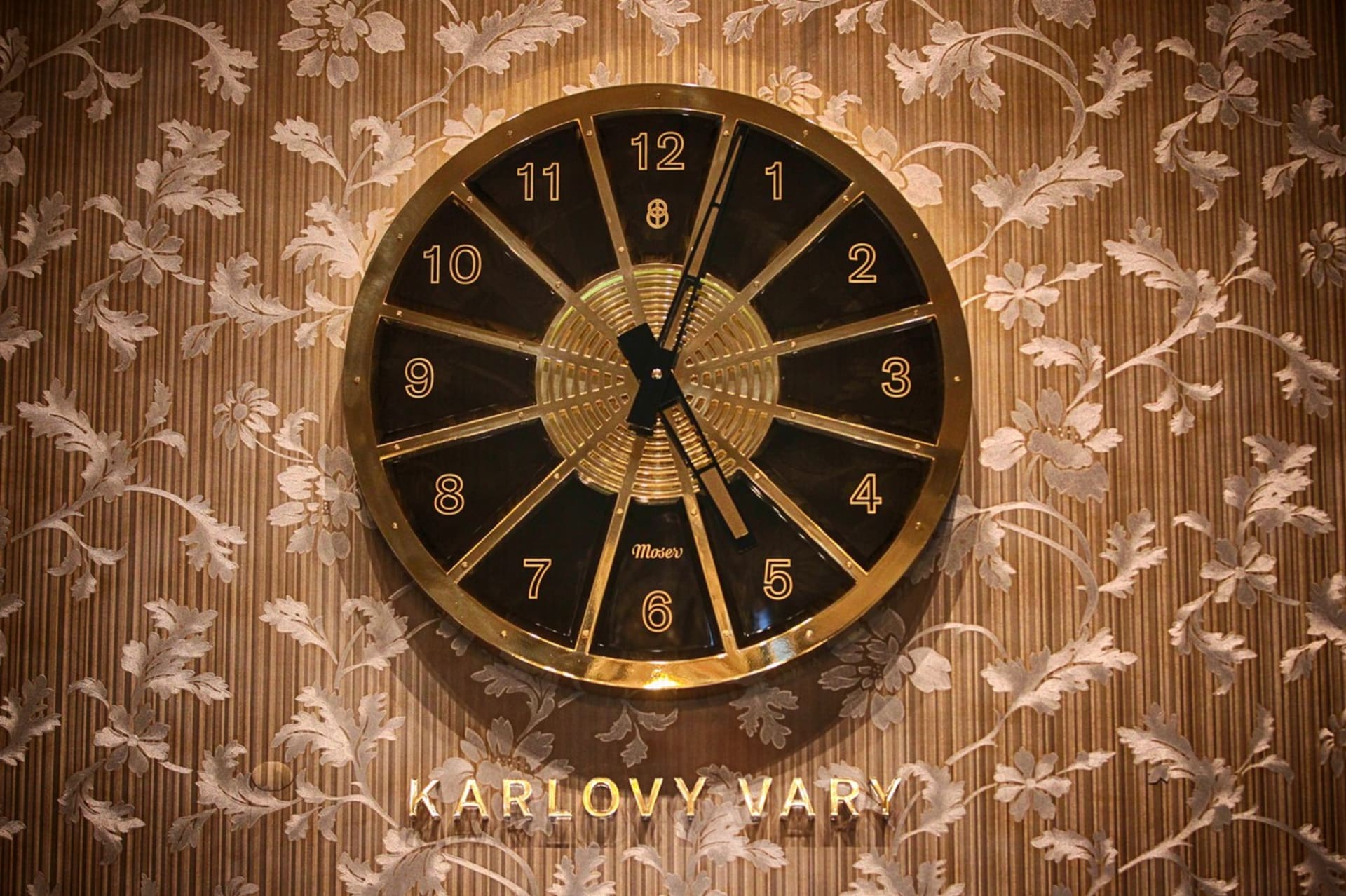 Grandhotel Pupp Karlovy Vary:  unikátní designové nástěnné hodiny Bohematic