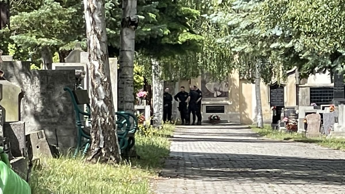 Kriminalisté ve středu dopoledne uzavřeli hřbitov v severočeských Lounech.