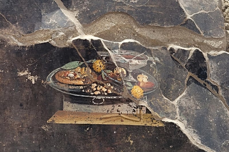 V Pompejích odhalili fresku s pokrmem podobným pizze.