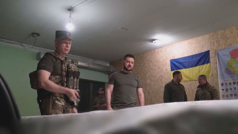 Prezident Zelenskyj v pondělí navštívili vojáky na východě. 