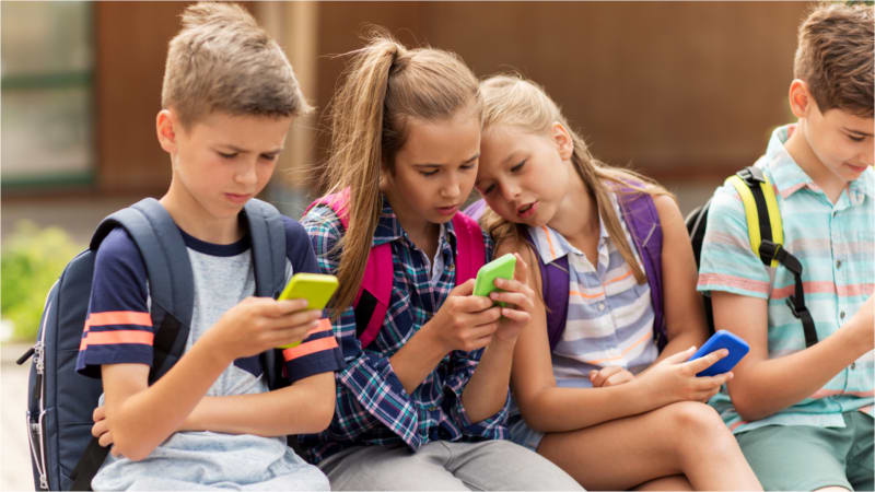 Rodiče často zvažují, kdy dát dětem první mobil, aby mu nezkazili dětství.