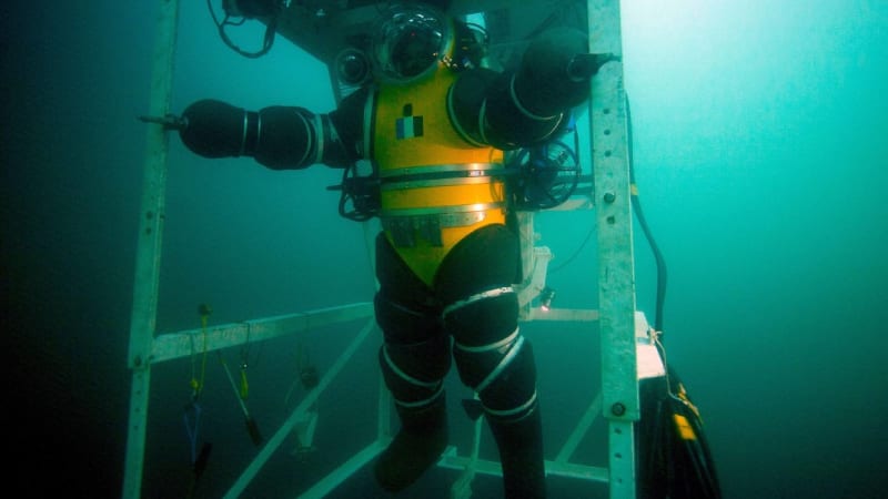 Moderní tlakové potápěčské obleky jsou bezpečné až do hloubky 300 metrů