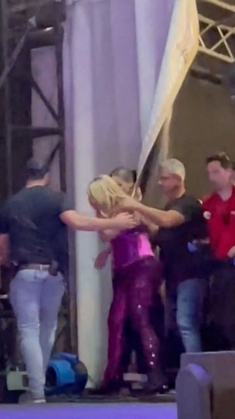 Zpěvačka Bebe Rexha měla ještě dlouho po koncertu monokl. 