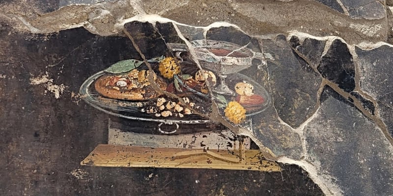 V Pompejích odhalili fresku s pokrmem podobným pizze.