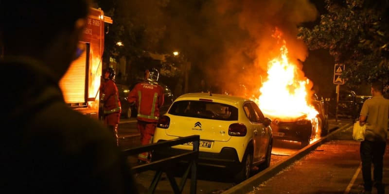 Smrt mladíka u Paříže zažehla vlnu násilností