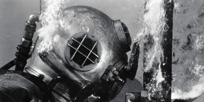 Potápěč v tlakovém obleku při práci pod vodou