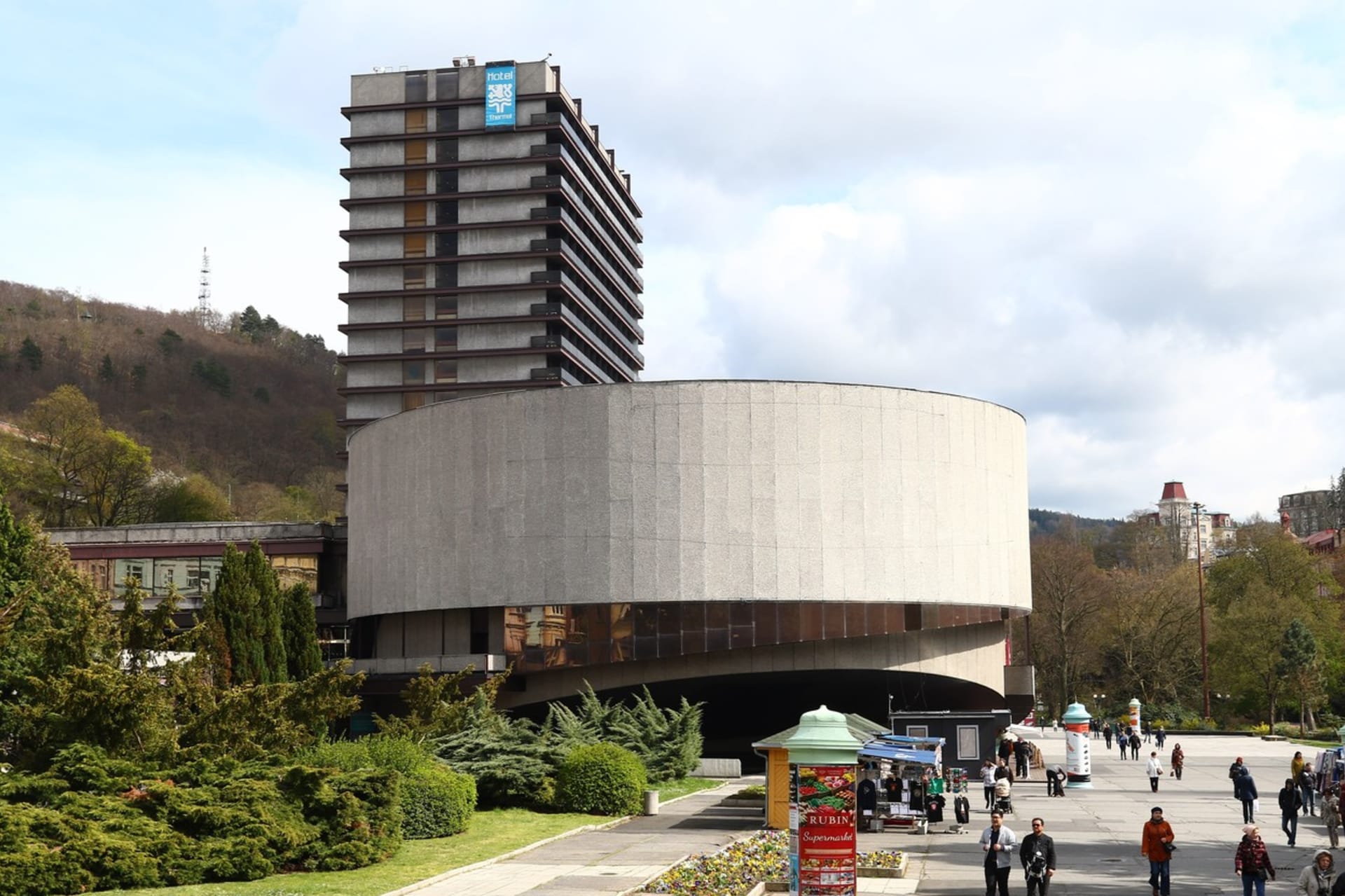 Budova hotelu Thermal a její brutalismus
