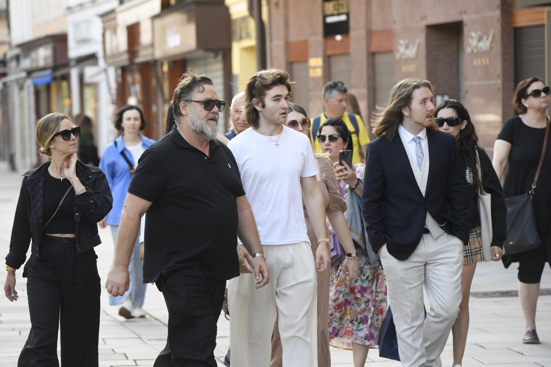 Russell Crowe vyrazil v Karlových Varech na večeři s rodinou
