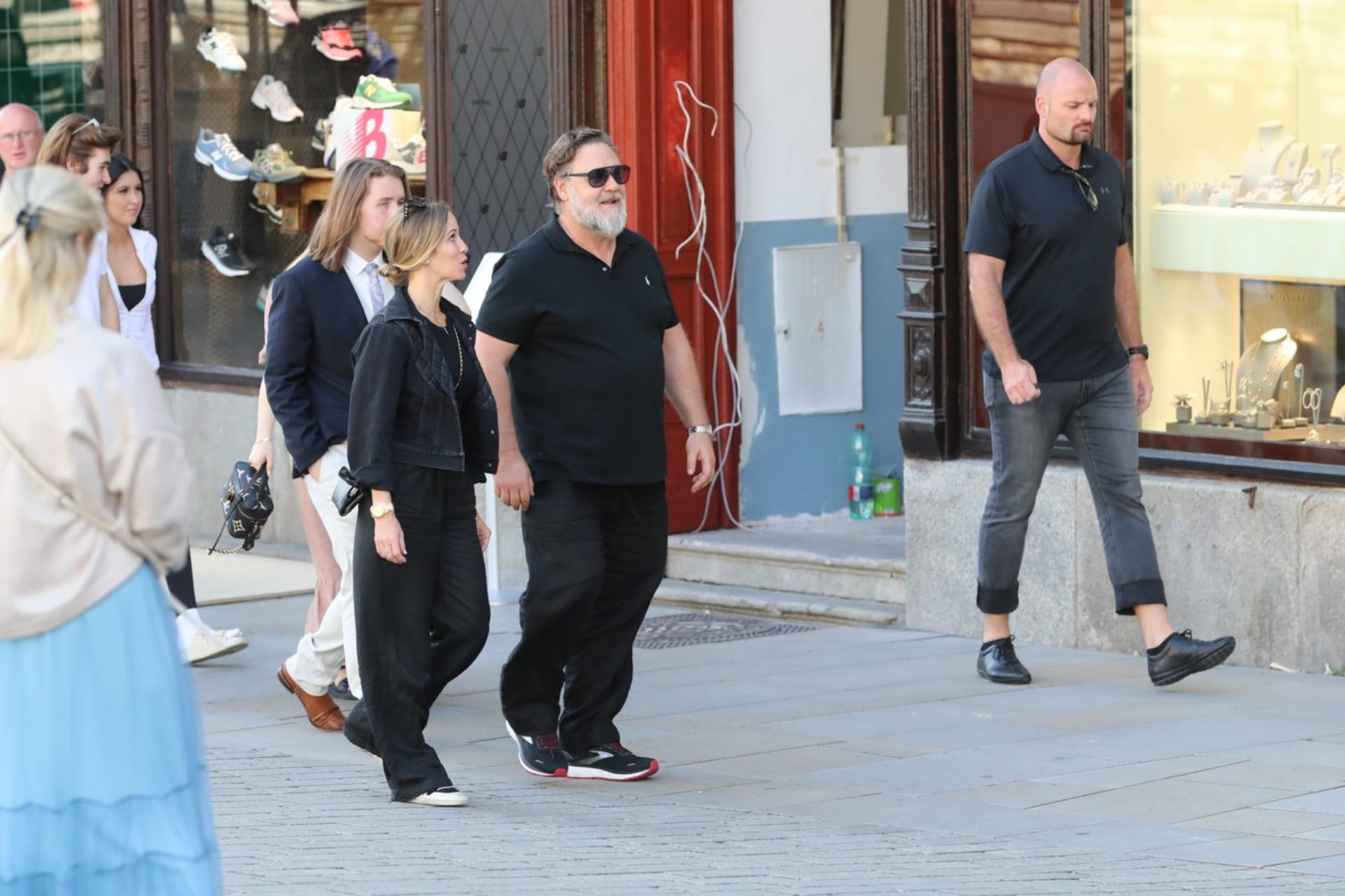 Russell Crowe s rodinou v centru Karlových Varů.