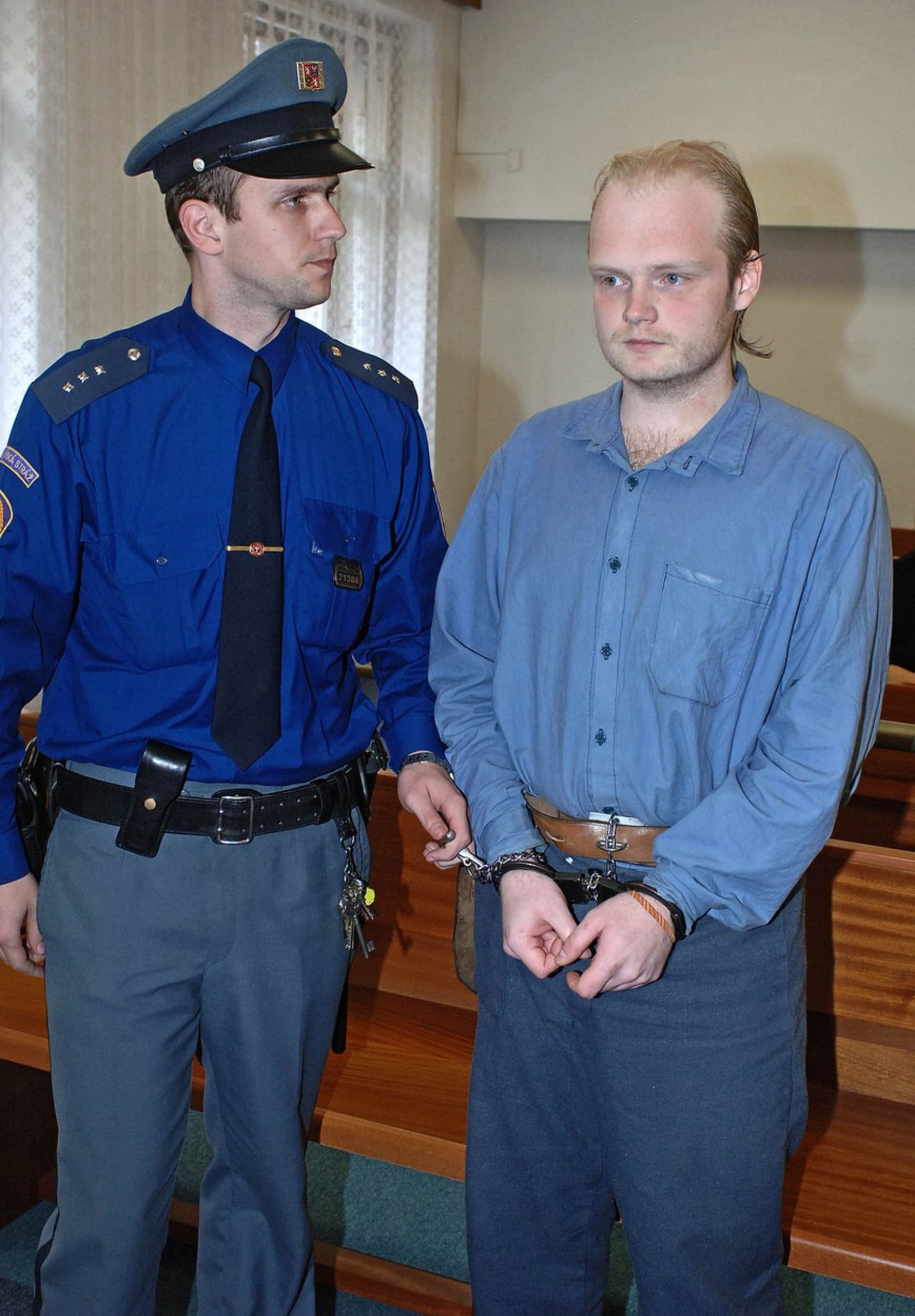 Doživotně odsouzený vrah Miloslav Širůček u soudu v roce 2005