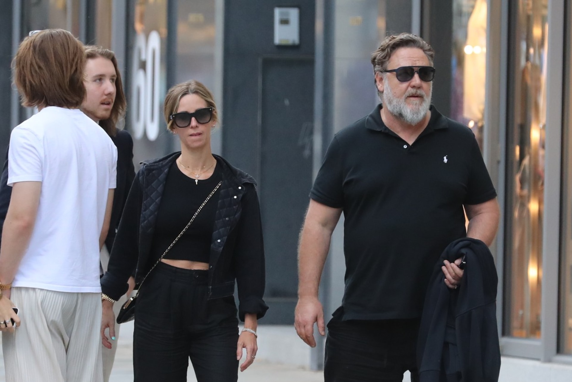 Russell Crowe a jeho partnerka Britney Theriot na procházce Karlovými Vary.