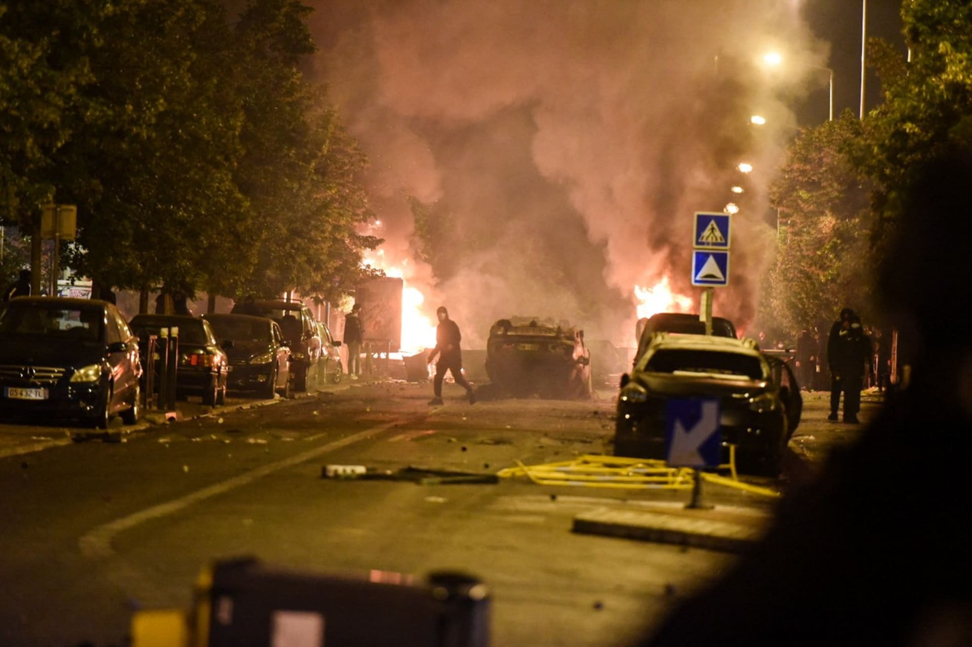 Po noci nepokojů ve Francii je 150 zadržených, oznámil ministr vnitra. Demonstranti se pokusili osvobodit vězně ze zařízení ve Fresnes u Paříže.