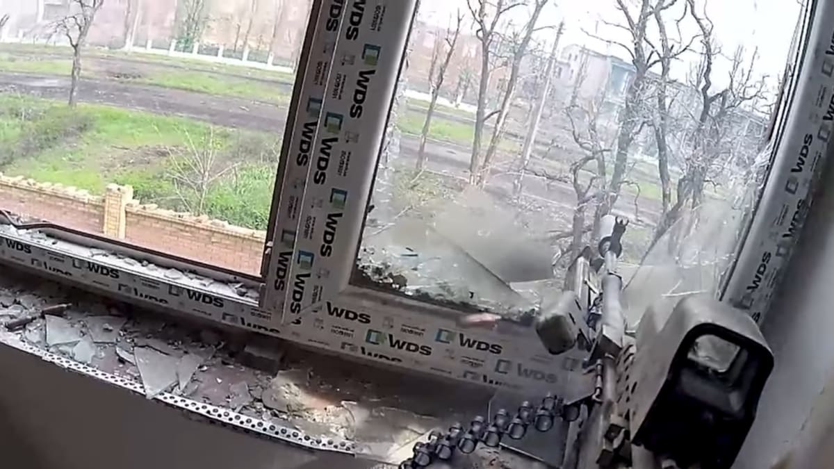 Záběry drsné přestřelky na ukrajinském sídlišti