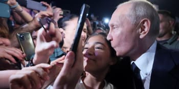 Putinovo podivné chování na veřejnosti. Byl to dvojník, naznačují sami ruští politici