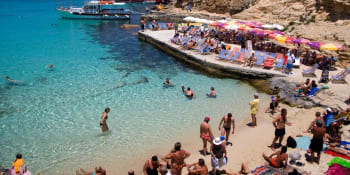 Video ukazuje chaos na pláži na Maltě. Turisté utíkali před žralokem, vyděsila je obří ryba