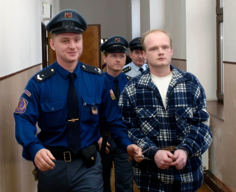 Doživotně odsouzený vrah Miloslav Širůček u soudu v roce 2006