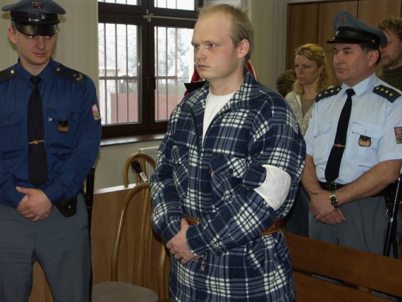 Doživotně odsouzený vrah Miloslav Širůček u soudu v roce 2006