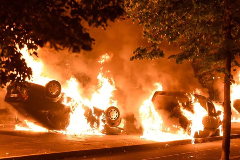 Ve Francii vypukly nepokoje poté, co policista zastřelil mladíka.