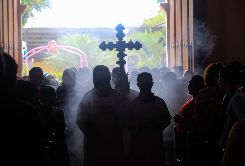 VVěřící v Nikaragui se během dne svatého Jana Křtitele švihají sušenými býčími penisy. 