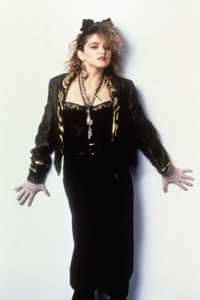Jeden z nejikoničtějších „looků“ Madonny z roku 1985, kdy si zahrála ve filmu Hledám Susan. Zn.: Zoufale.
