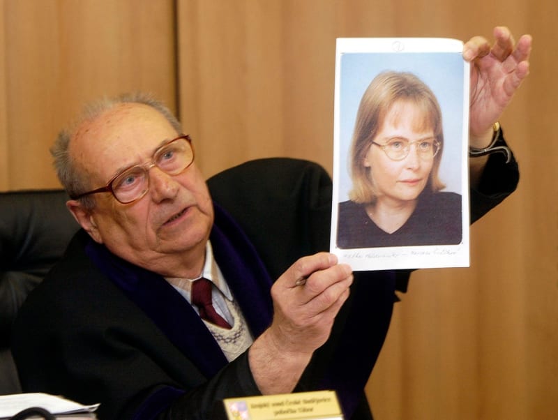 Předseda senátu krajského soudu v Táboře Jiří Bernát ukazuje Širůčkovi fotografii jeho matky