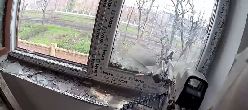 Záběry drsné přestřelky na ukrajinském sídlišti