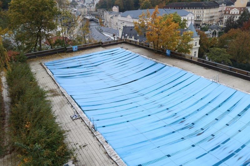 Zanedbaný bazén hotelu Thermal před rekonstrukcí