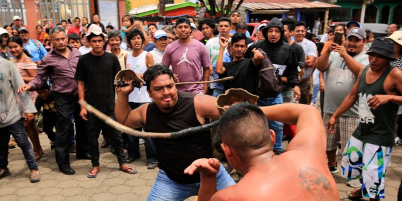 Věřící v Nikaragui se během dne svatého Jana Křtitele švihají sušenými býčími penisy. 