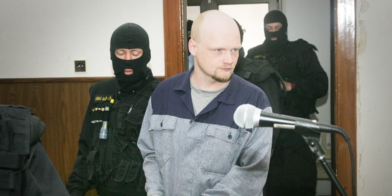 Doživotně odsouzený vrah Miloslav Širůček u soudu v roce 2010